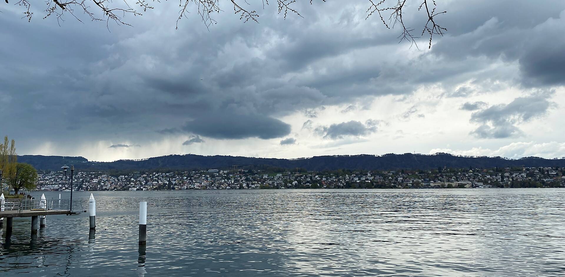 Frühling Gewitter See